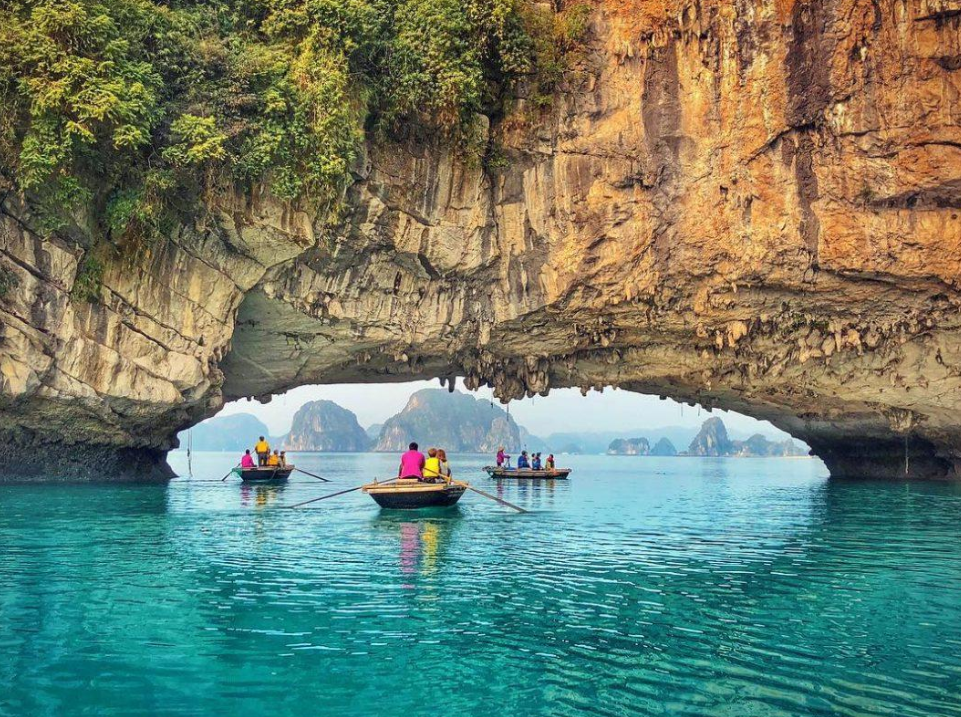 Cruising Bai Tu Long Bay